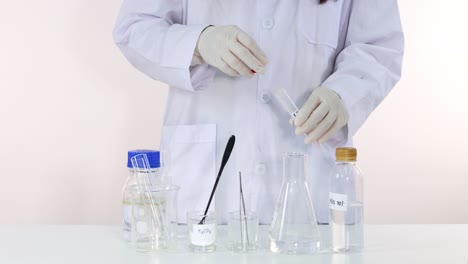 el científico lleva a cabo una reacción química colorida