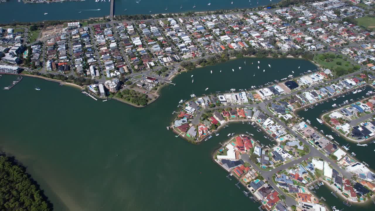 오스트레일리아 즐랜드 주 골드코스트 에 있는 파라다이스 포인트 의 교외 지역 - 공중 촬영