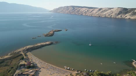 imágenes aéreas con drones en croacia volando suavemente sobre un cuadrado de arena fina y mar en calma