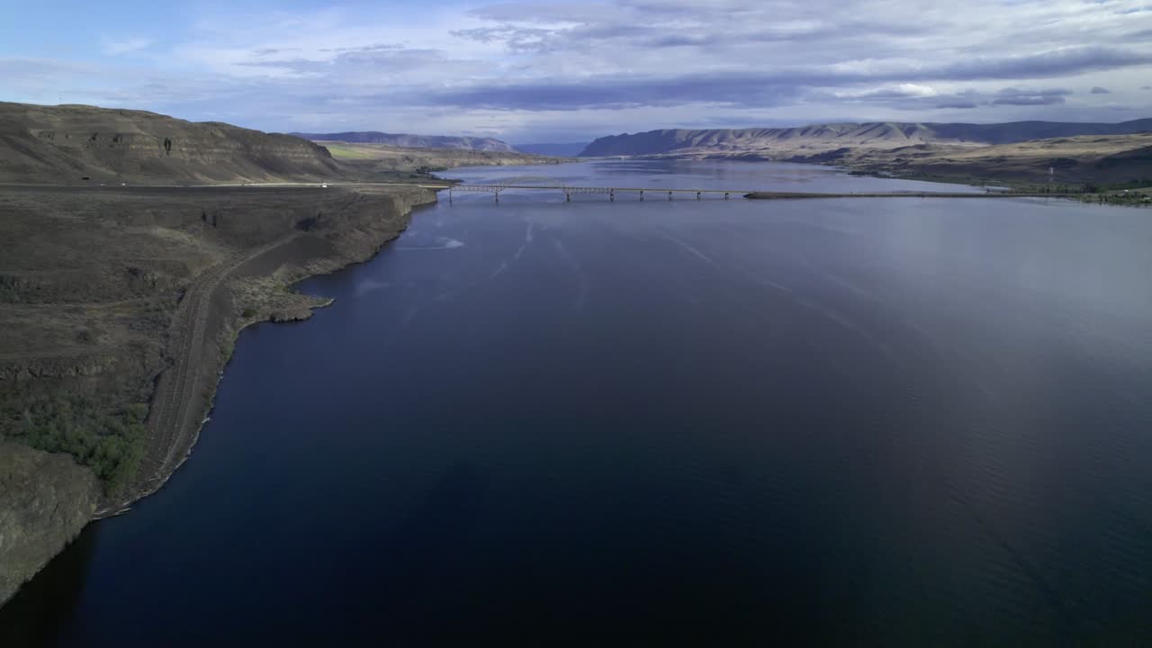 큰 강을 가로지르는 다리는 낮게 끌어