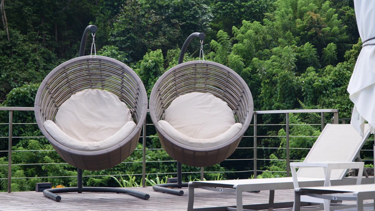 Gantung Rotan Anyaman Hotel dengan Kursi Santai untuk Bersantai di Dekat Kolam Renang. Rekaman Statis.