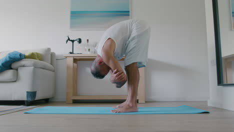 Körperdehnung-Und-Yoga-Gegen-Körperschmerzen-Im-Alter-Von-40-Jahren-Von-Einem-Nahöstlich-Aussehenden-Mann-In-Seinem-Wohnzimmer