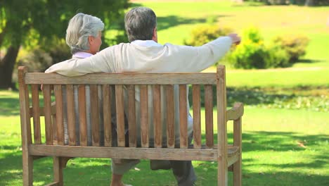 una pareja madura hablando afuera