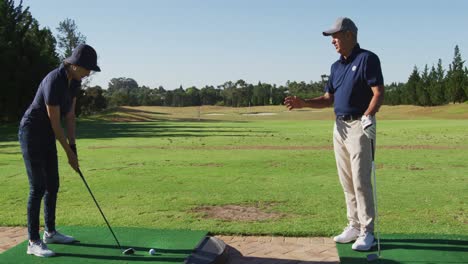 Pareja-Mayor-Caucásica-Practicando-Golf-En-El-Campo-De-Golf-En-Un-Día-Soleado