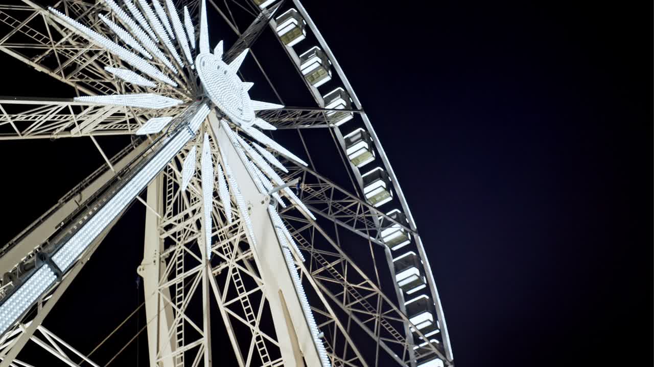 조명 된 회전 하는 페리스  을 쳐다보고 있다