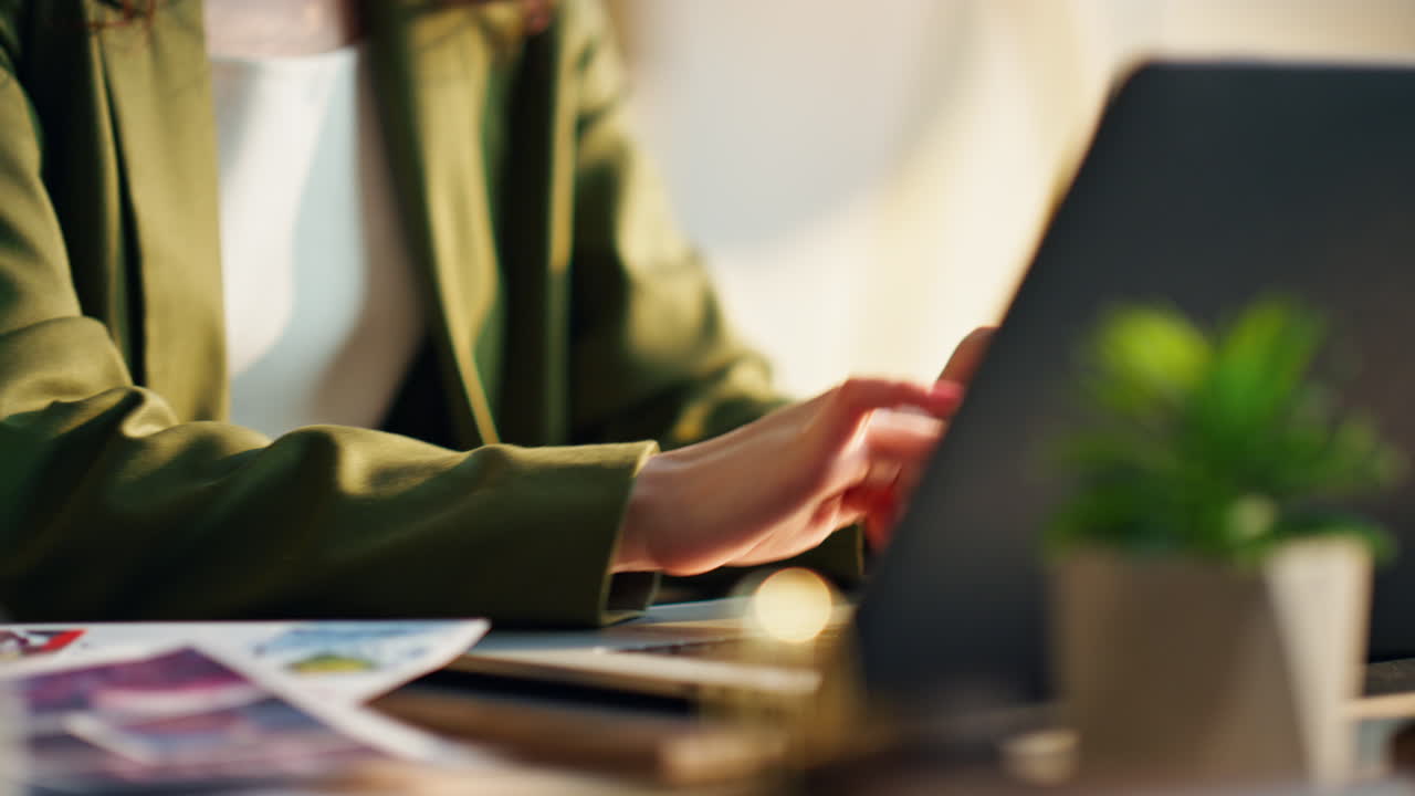 Kvindelig medarbejder taster på bærbar computer ved kontorbord, nærbillede. Intelligent kvinde arbejder online.