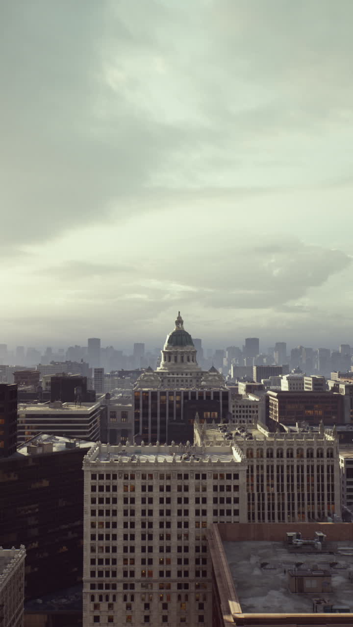 Panorama urbano vívido destacando telhados em camadas e céus sombrios
