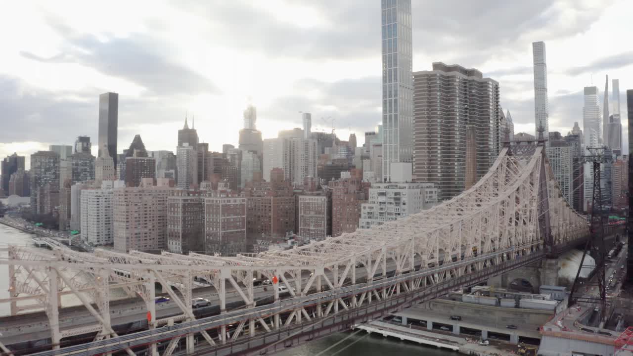 스보로 브릿지 (queensboro bridge) 에 올라가는 영화적 4k 안테나 글라이드