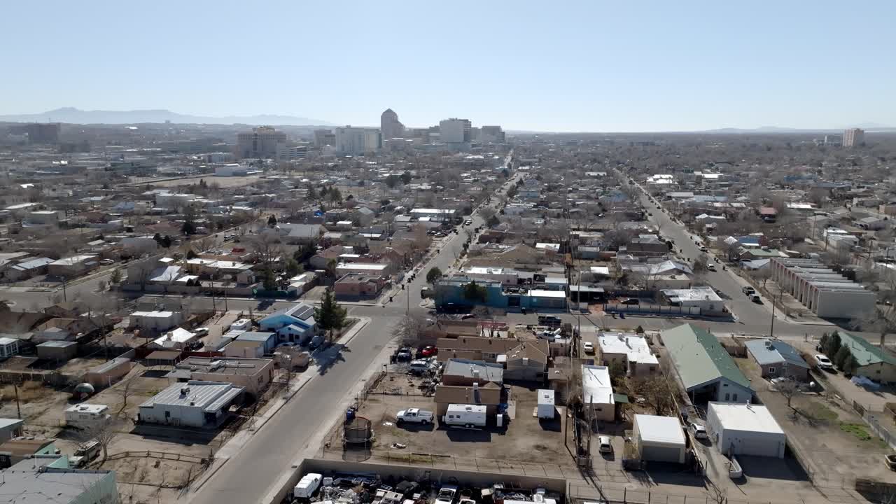 centro de albuquerque, nuevo méxico con un amplio espectáculo de video de drones moviéndose en círculo