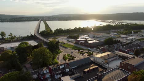 toma aérea de drones de columbia pennsylvania con puesta de sol en el río susquehanna