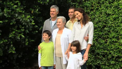 tres generaciones posando para una foto