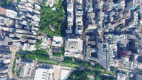 hong kong central, vista aérea de arriba hacia abajo del tráfico y los rascacielos de la ciudad
