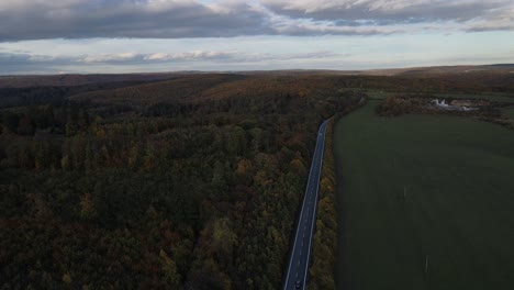 Herbststraße-Durch-Bunten-Wald-Bei-Sonnenuntergang