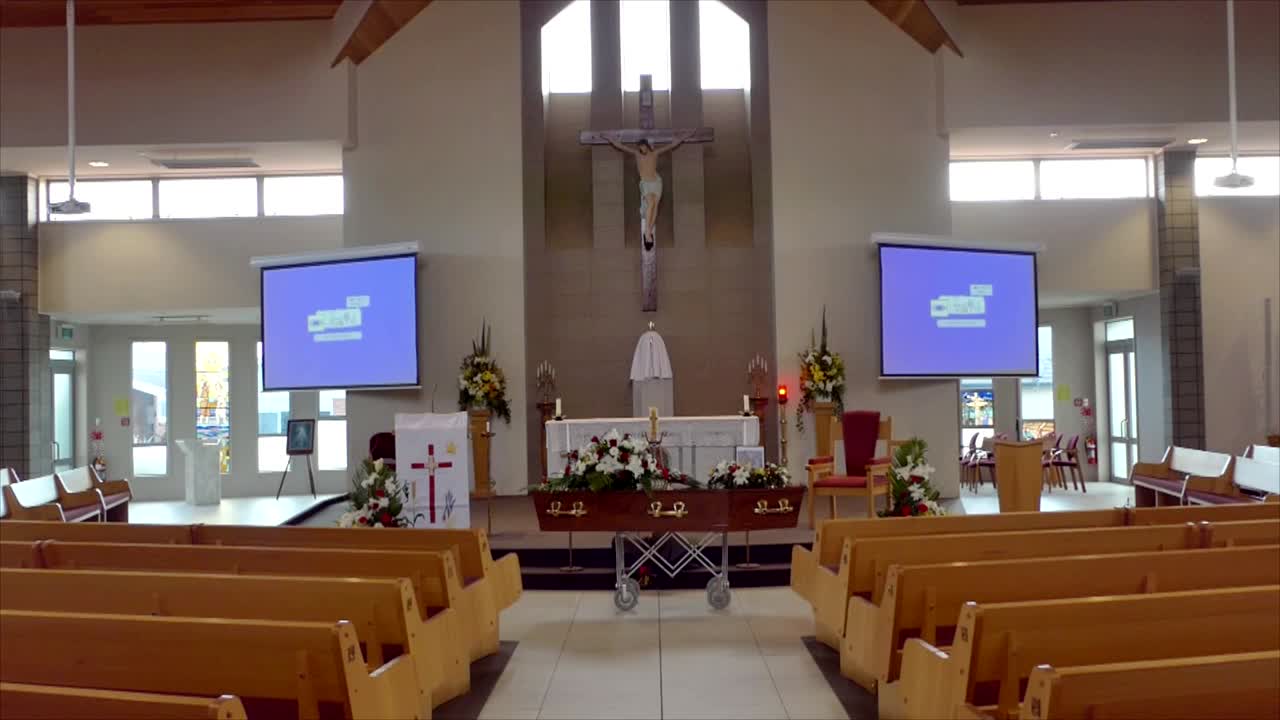 영구차나 예배당에 있는 장례식 관의 클로즈업 샷 또는 묘지의 매장