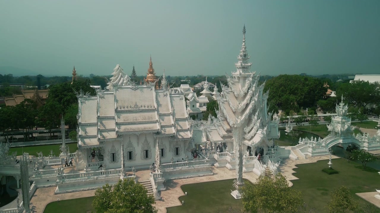 Vista aerea del Tempio Bianco Wat Rong Khun in Thailandia