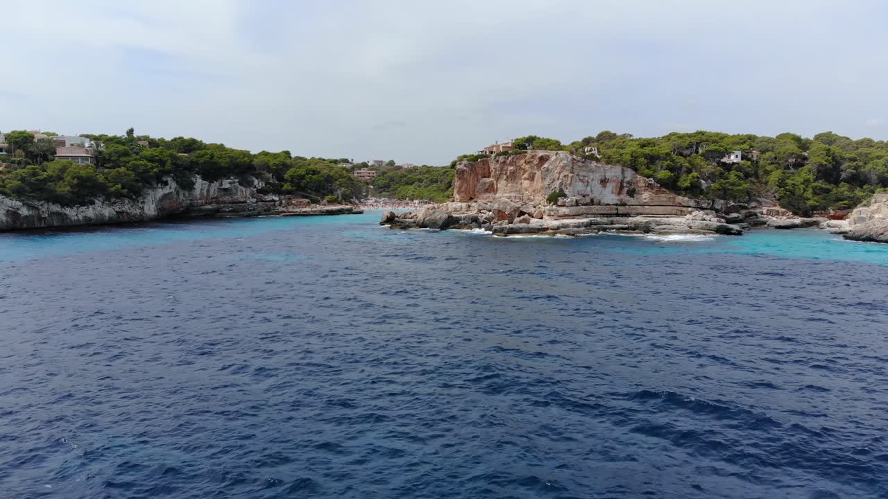 Ripresa aerea con drone sopra un'insenatura marittima di una spiaggia dell'isola di Maiorca, Spagna