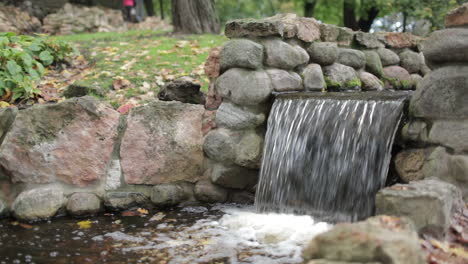 cascada en el parque de la ciudad