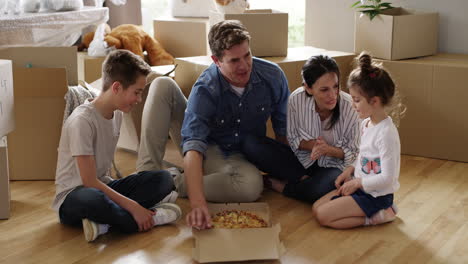 su primera comida familiar juntos en su nuevo hogar