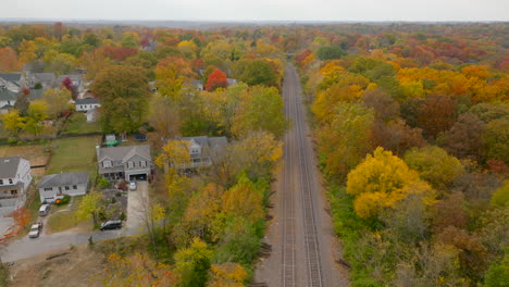 antena sobre las vías del tren pasando por kirkwood, missouri en st