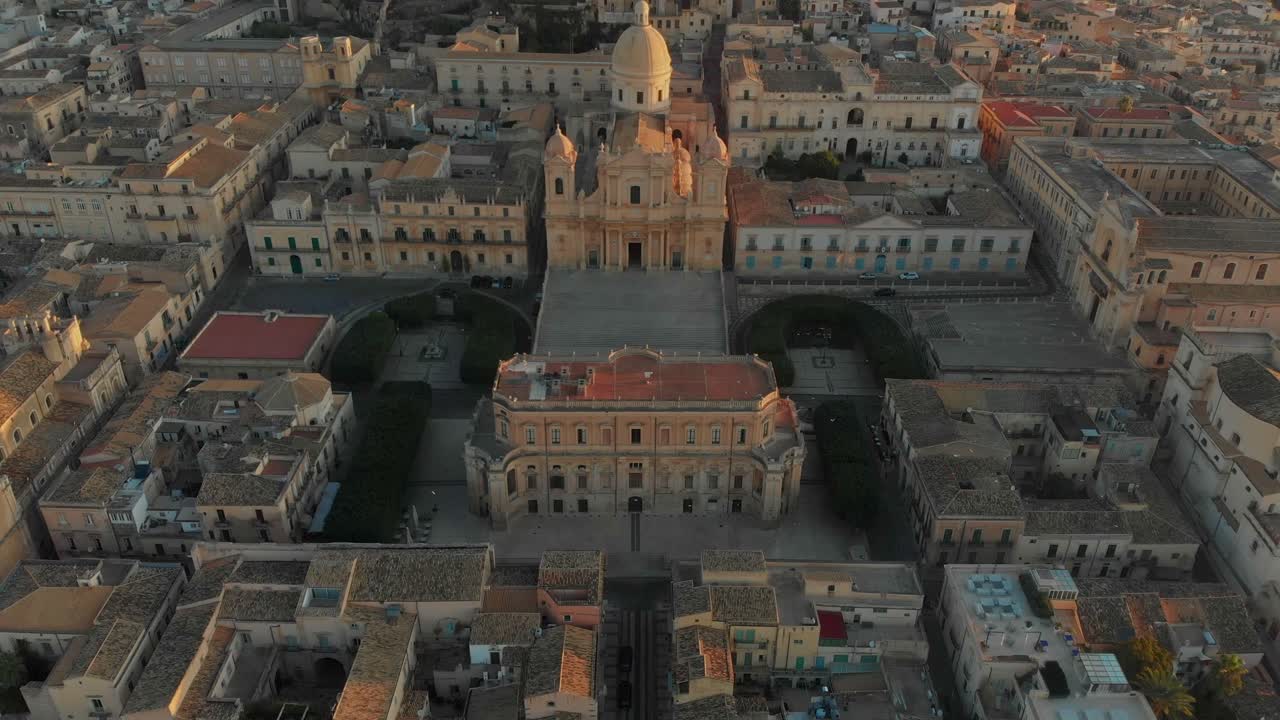 Vista aerea della splendida città di Noto con la famosa cattedrale all'alba in Sicilia, Italia