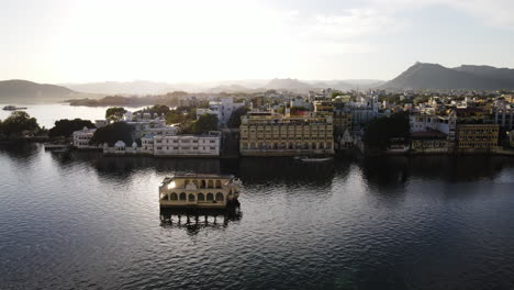 Vista-Panorámica-Del-Lago-Pichola-En-La-Ciudad-De-Udaipur-Con-Natani-Ka-Chabutara-En-El-Estado-De-Rajasthan,-India