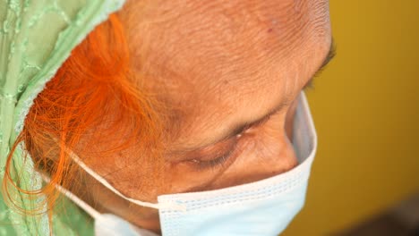 close up de una mujer anciana con una máscara facial