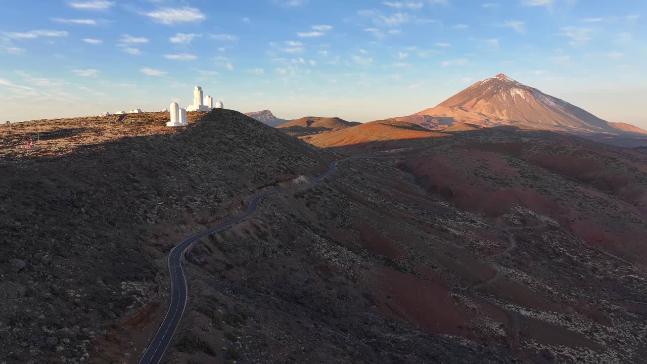 La strada TF-24 passa accanto all'Osservatorio del Teide nel Parco Nazionale del Teide. Tenerife. Isole Canarie. Video aereo.