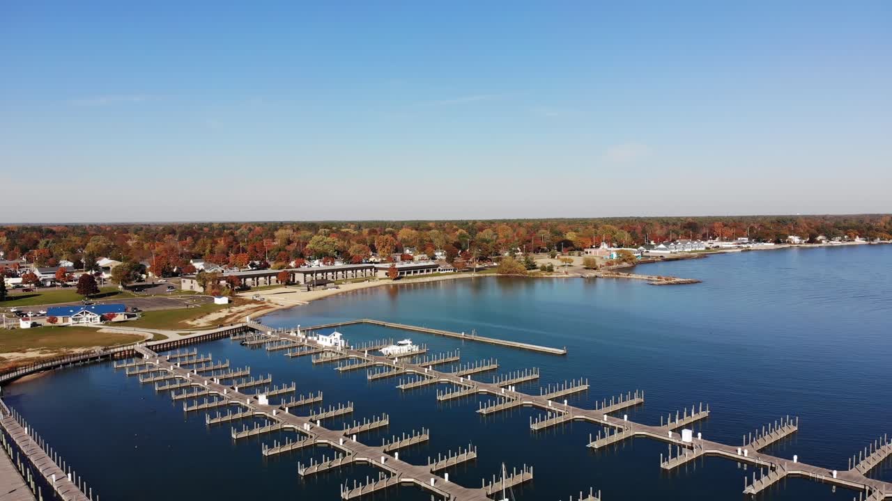 un paso elevado de ángulo alto del puerto deportivo de harbour park en el lago huron en la temporada de otoño