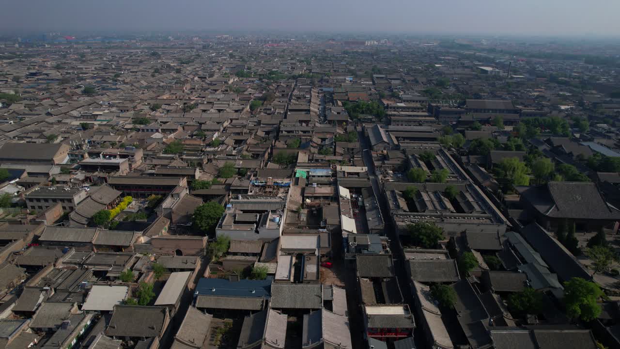 중국의 전통적인 회색 지붕을 가진 역사적인 핑야오 구시가지의 공중 풍경