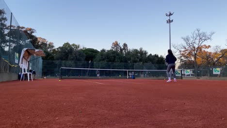 Team-Spielt-Tennis-Im-Freien-Auf-Orangefarbenem-Sandplatz-In-Monsanto,-Lissabon