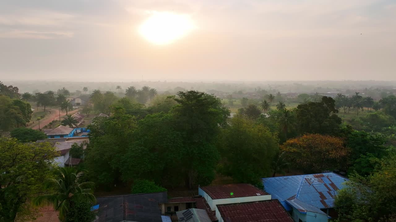 antena - revelación de inclinación hacia adelante de la ciudad subsahariana al amanecer