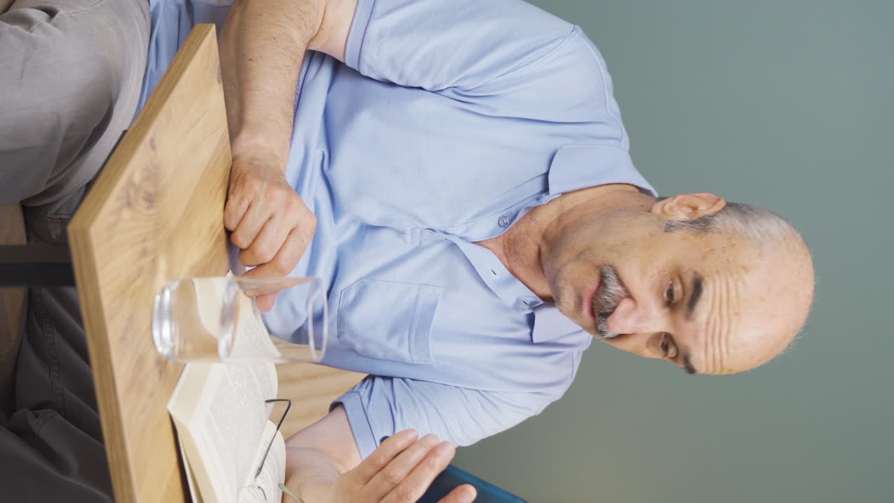 사랑에 빠진  ⁇ 은이의 수직 비디오 전화에서 비디오 통화.