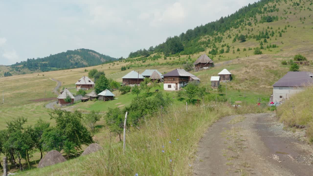 vista aérea de antiguas casas tradicionales en el pueblo de sopotnica en la montaña jadovnik en serbia - toma aérea de drones