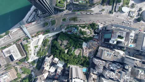 Zentrales-Hongkong,-Luftaufnahme-Des-Verkehrs-Und-Der-Wolkenkratzer-Der-Stadt