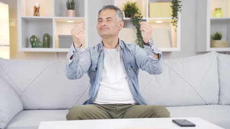 el hombre con el anillo está emocionado. propuesta de matrimonio.