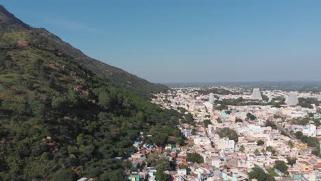 Vista-Aérea-De-La-Ciudad-De-Tiruvannamalai-Durante-El-Cielo-Azul-Y-La-Luz-Del-Sol