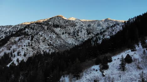 Imágenes-De-Drones-En-Montañas-Nevadas-Mientras-Se-Pone-El-Sol