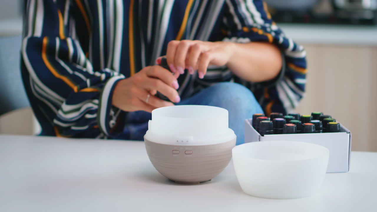 디푸저에 에센셜 오일을 첨가합니다.