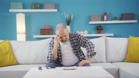 el hombre en duelo está pensando y sufriendo de depresión.