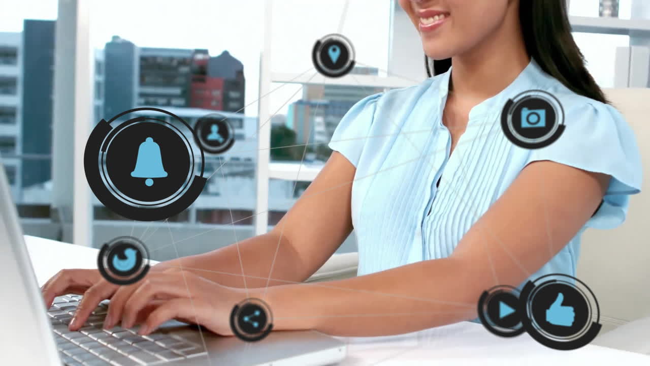 animación de iconos de los medios sobre una mujer de negocios biracial usando una computadora portátil