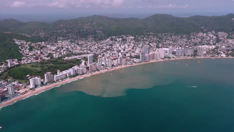 plataforma rodante aérea sobre la tranquila costa costera de la ciudad de méxico durante el día, gran angular