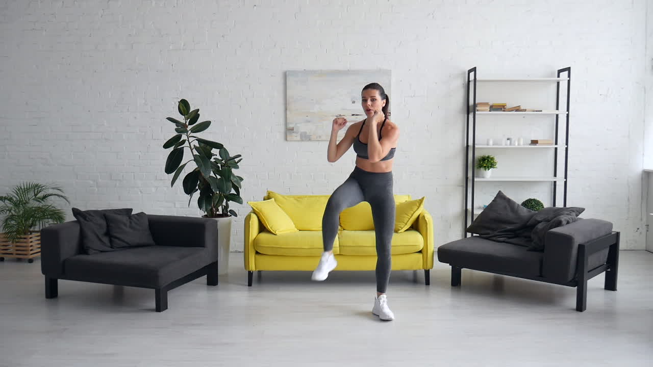 mujer haciendo sentadillas en casa