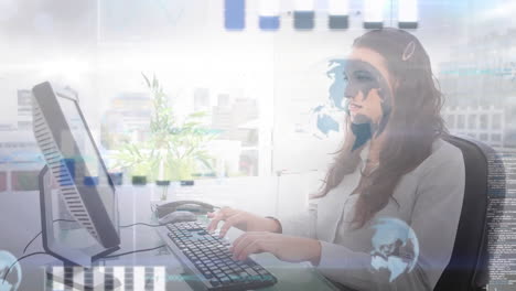 animación de gráficos, globos y lenguaje informático sobre mujer caucásica trabajando en la computadora