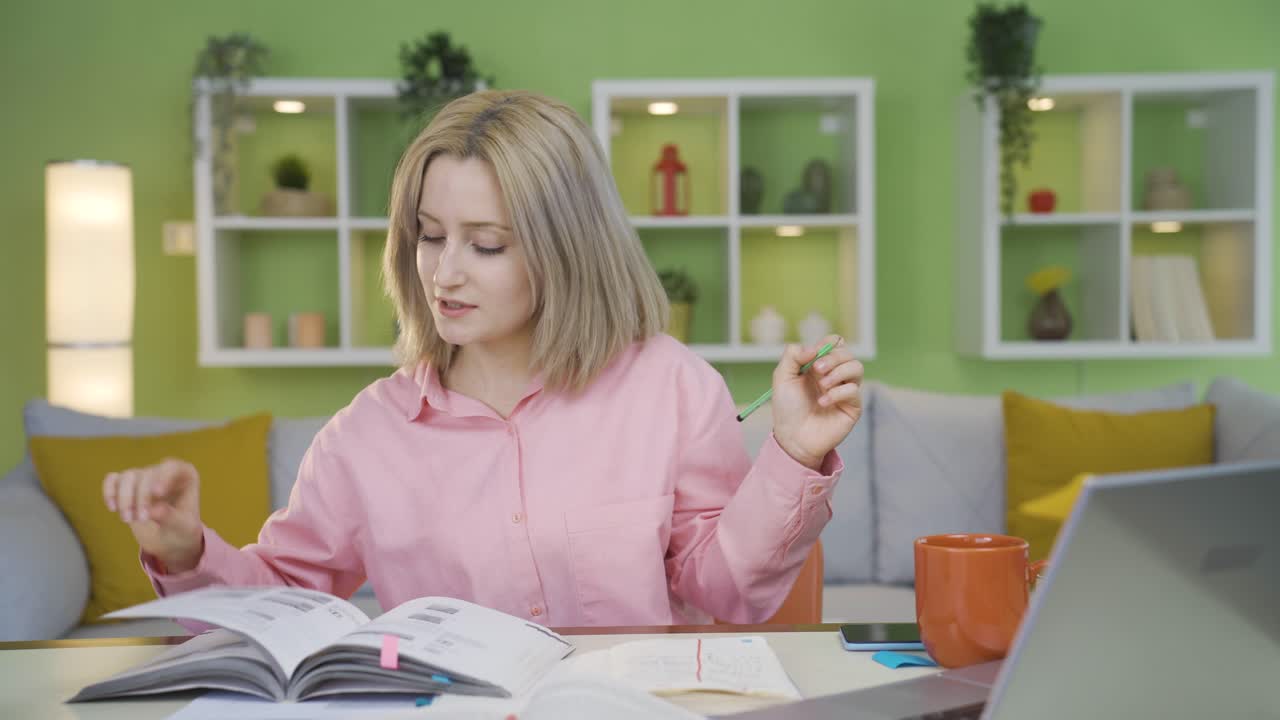 공부를 즐기는 대학 여학생.