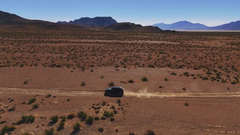 Conduciendo-Un-Automóvil-Negro-En-Un-Camino-De-Tierra-Del-Desierto-Fuera-De-La-Carretera-En-Nevada-Cerca-Del-Valle-De-La-Muerte