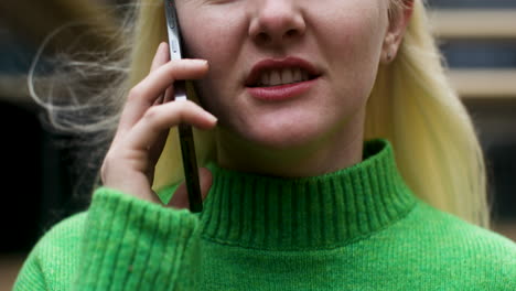 Closeup-albino-woman-on-the-street