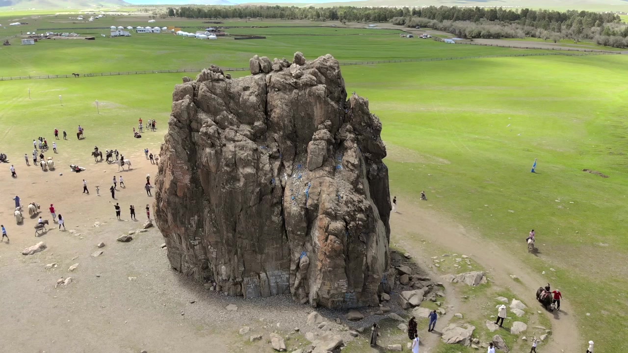 Ilmakuva turisteista vierailemassa suuressa kalliomuodostelmassa Mongoliassa