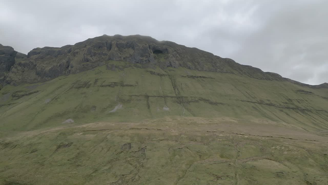 디아르무이드와 그레인 동굴 - 4k 놀라운 드론 촬영 - co