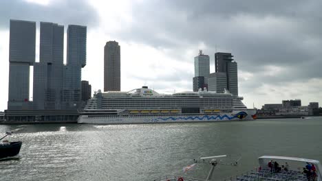 Blick-Von-Der-Erasmus-Brücke-Auf-Das-Kreuzfahrtterminal-An-Der-Spitze-Von-South-Rotterdam