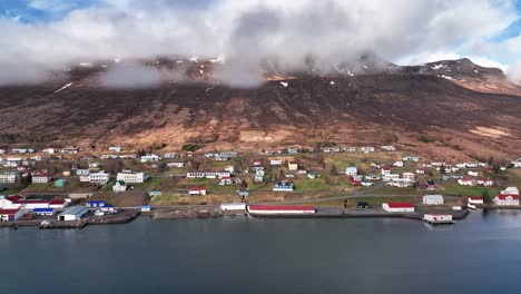 Ciudad-De-Faskrudsfjordur-En-El-Este-De-Islandia---Antena-De-Lado